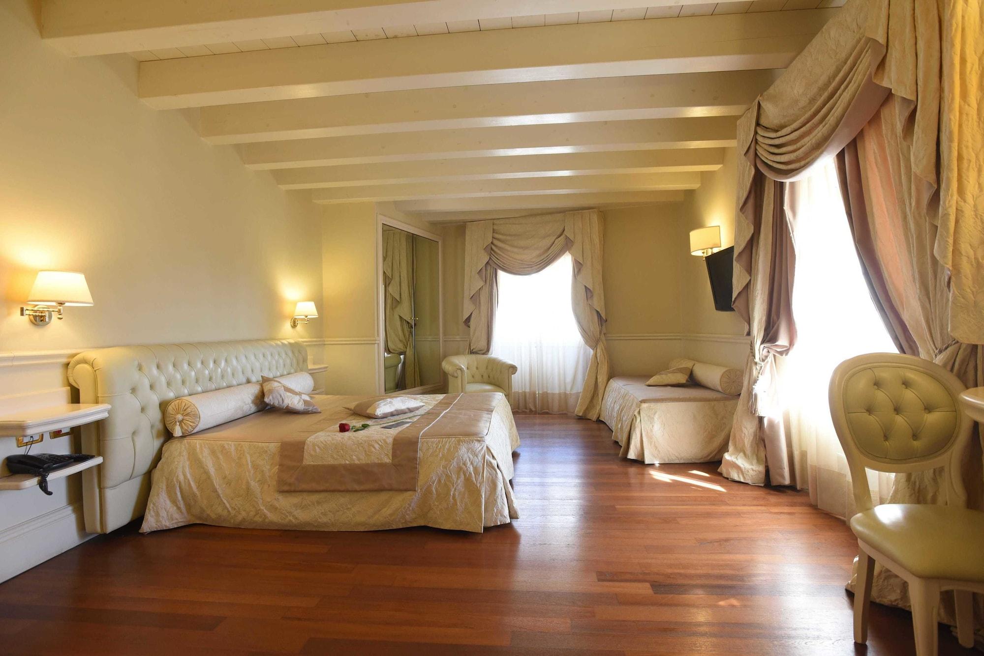 Suite Hotel Santa Chiara Lecce Esterno foto