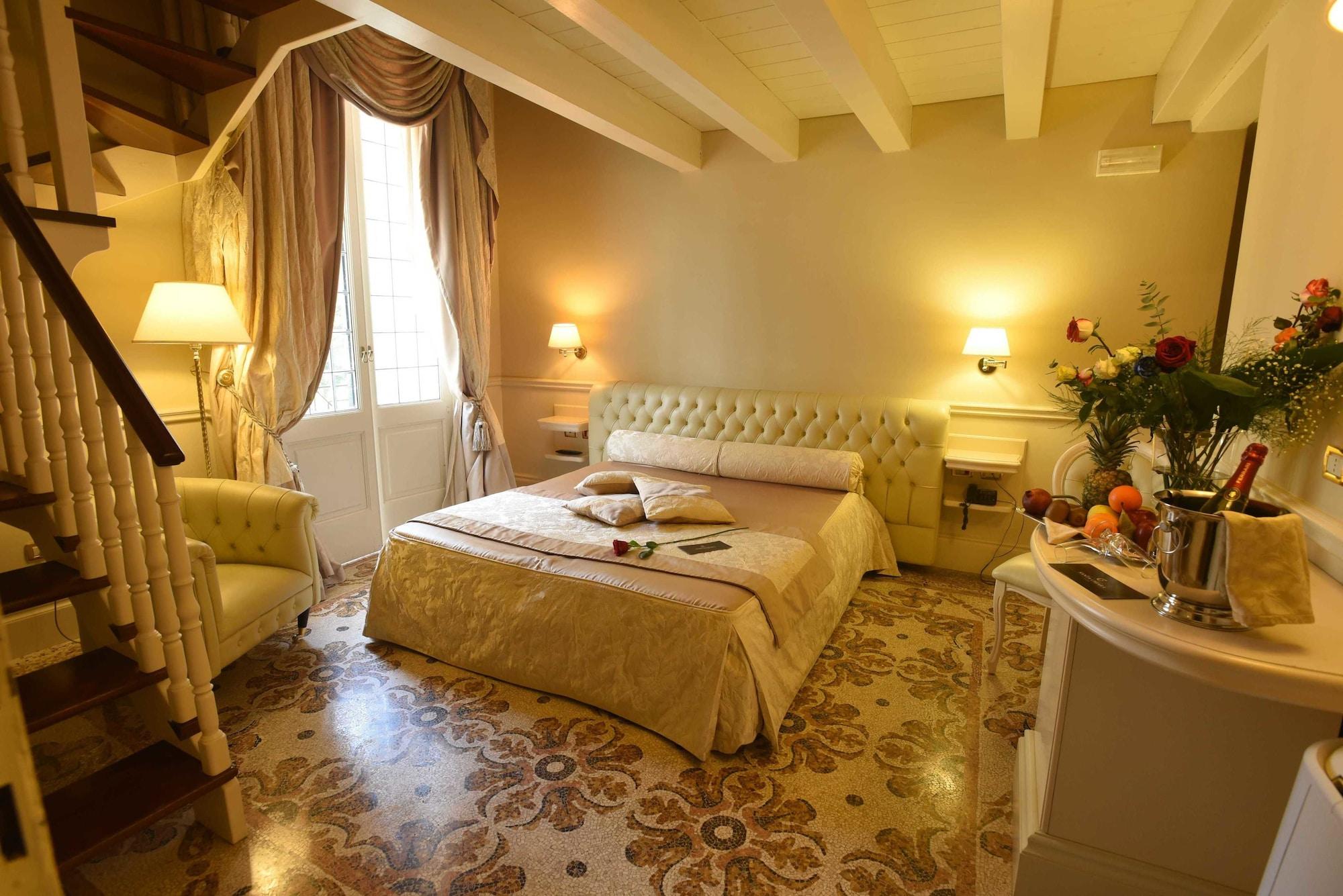 Suite Hotel Santa Chiara Lecce Esterno foto