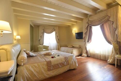 Suite Hotel Santa Chiara Lecce Esterno foto