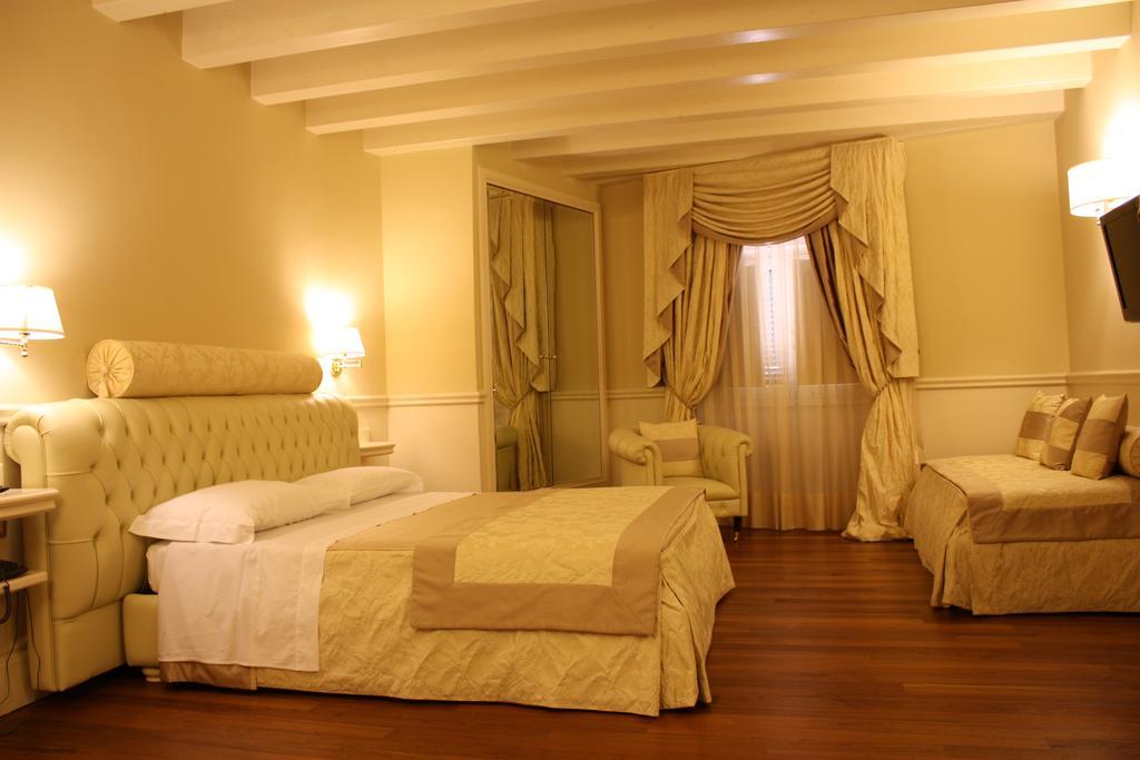 Suite Hotel Santa Chiara Lecce Camera foto