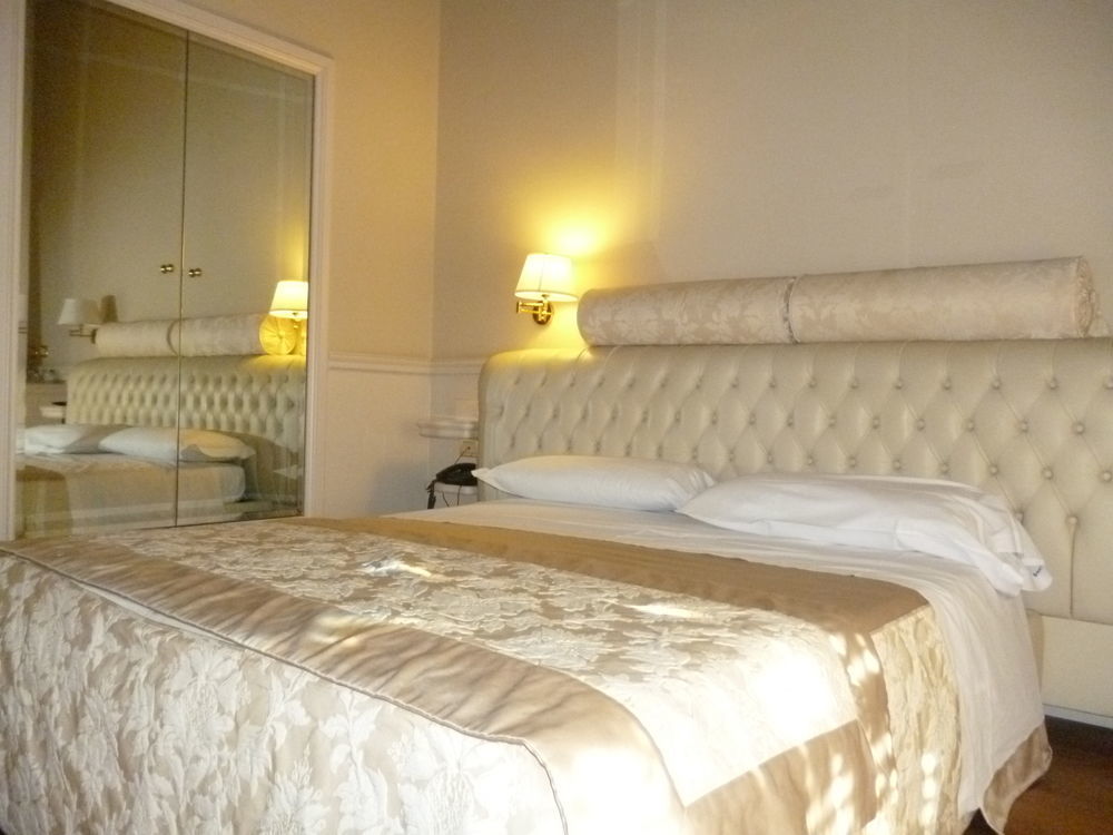 Suite Hotel Santa Chiara Lecce Esterno foto